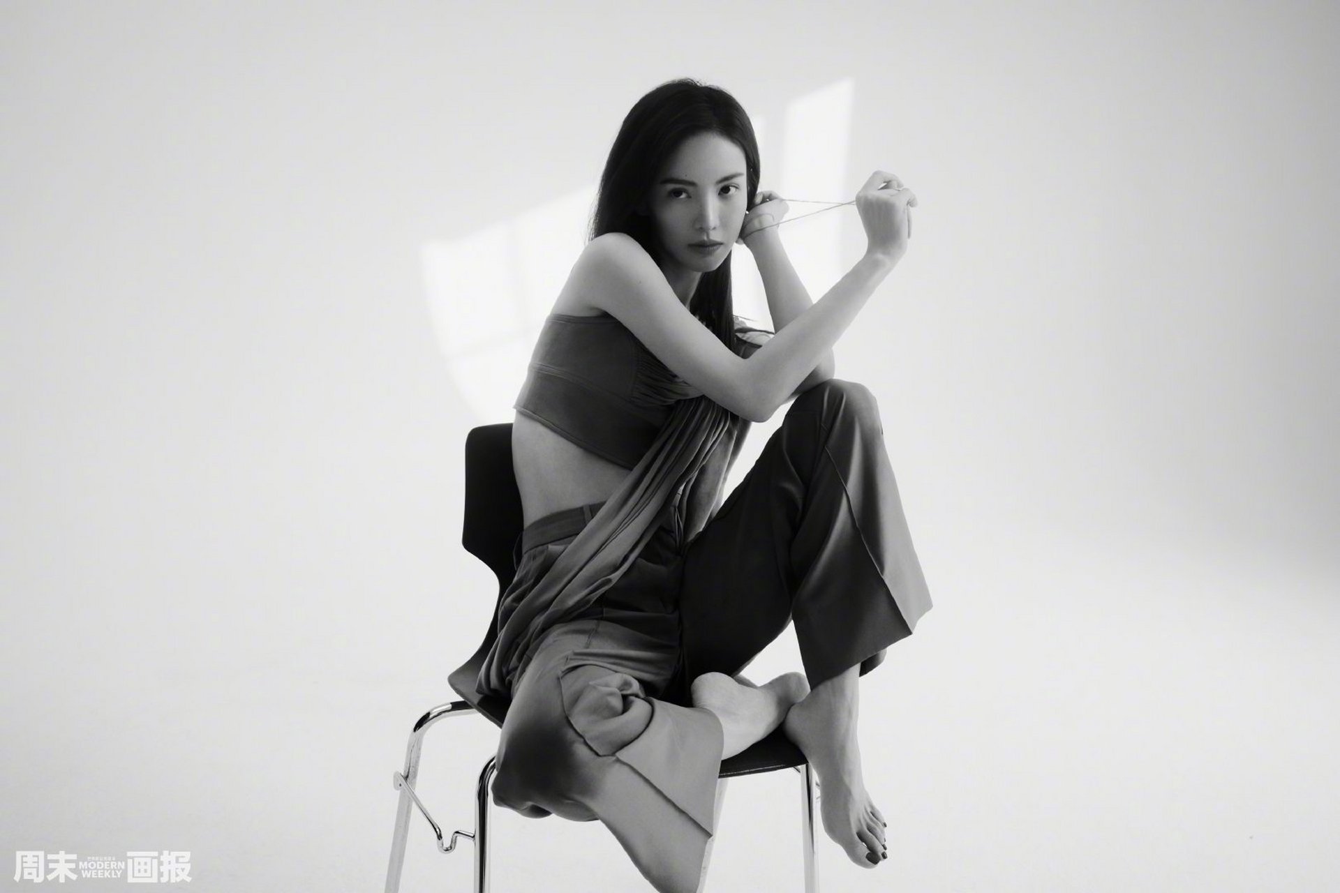 金晨的周末画报 , 她脸上的快乐仿若从向日葵中长出,春天已悄然来临.