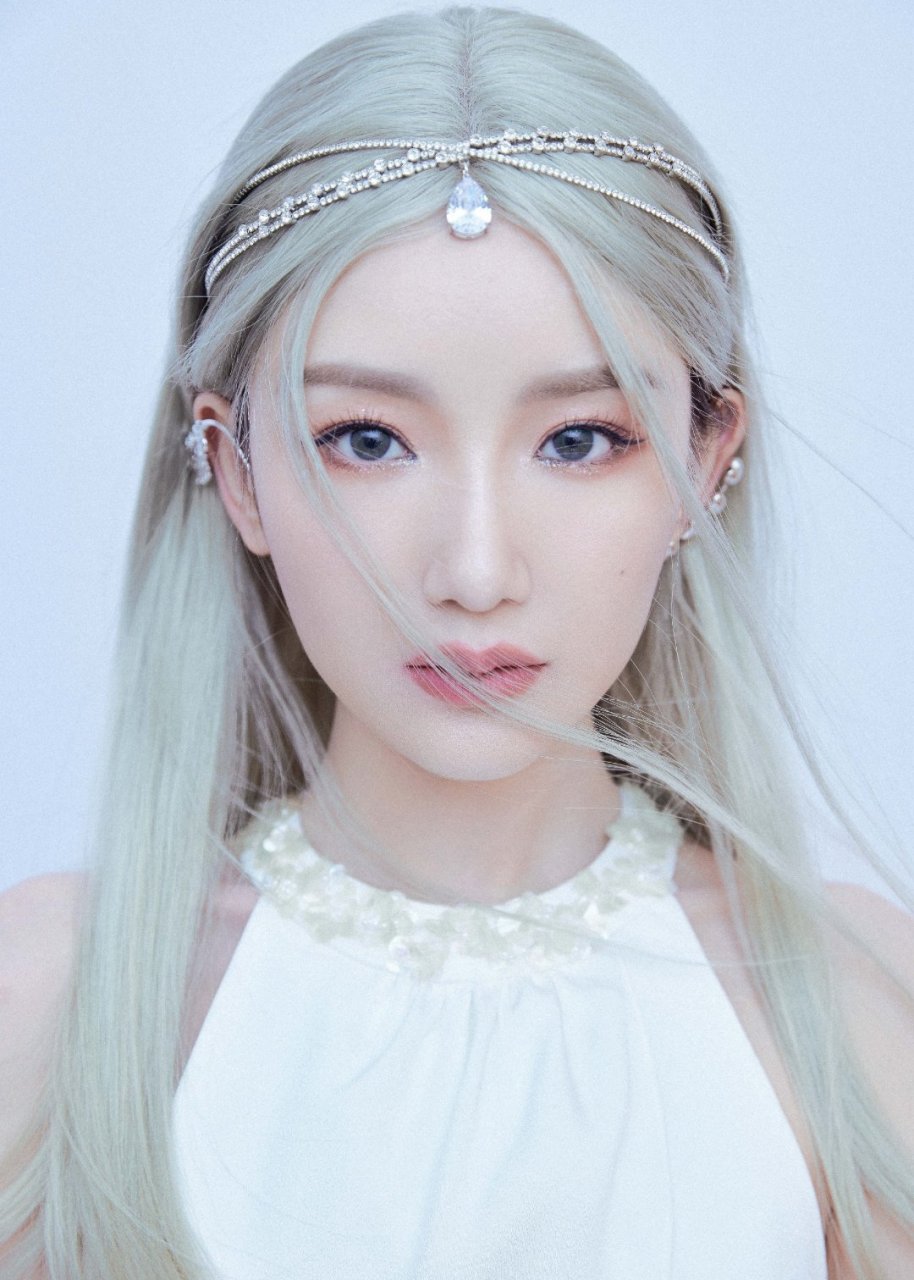 银发蓝眸精灵公主本人!#寻找新春最牛锦鲤# #出街潮会搭