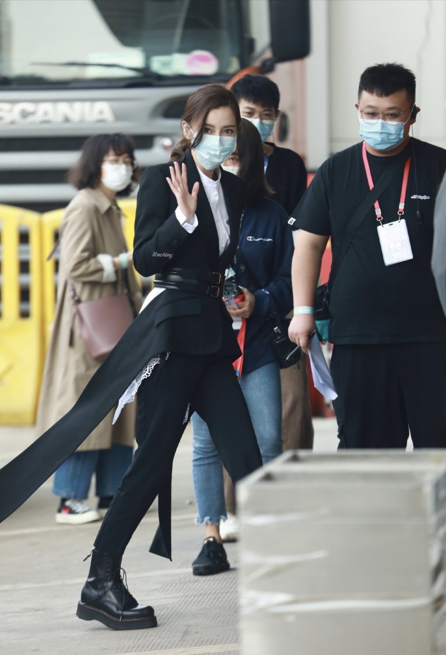 angelababy身穿不规则黑色西装搭配马丁靴,帅酷有型,走路带风,颜值