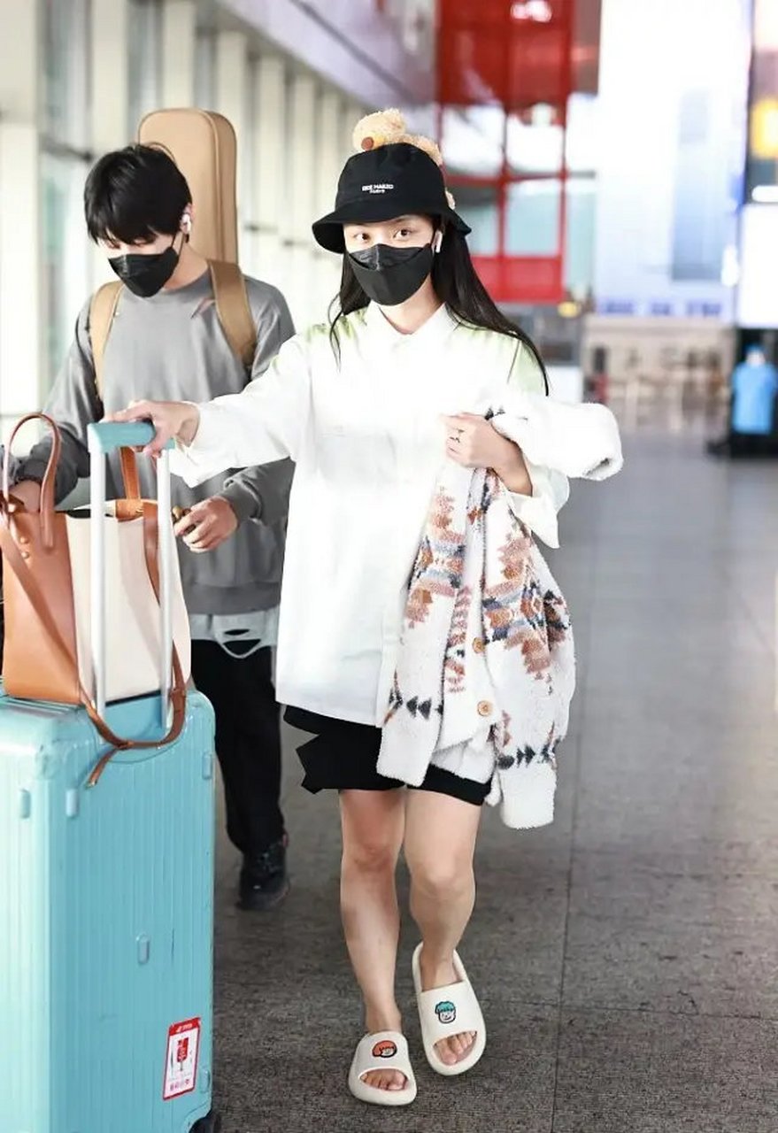 李莎旻子与隔壁老樊同框, 两个人的休闲装都挺有个性的, 穿出了秋季的