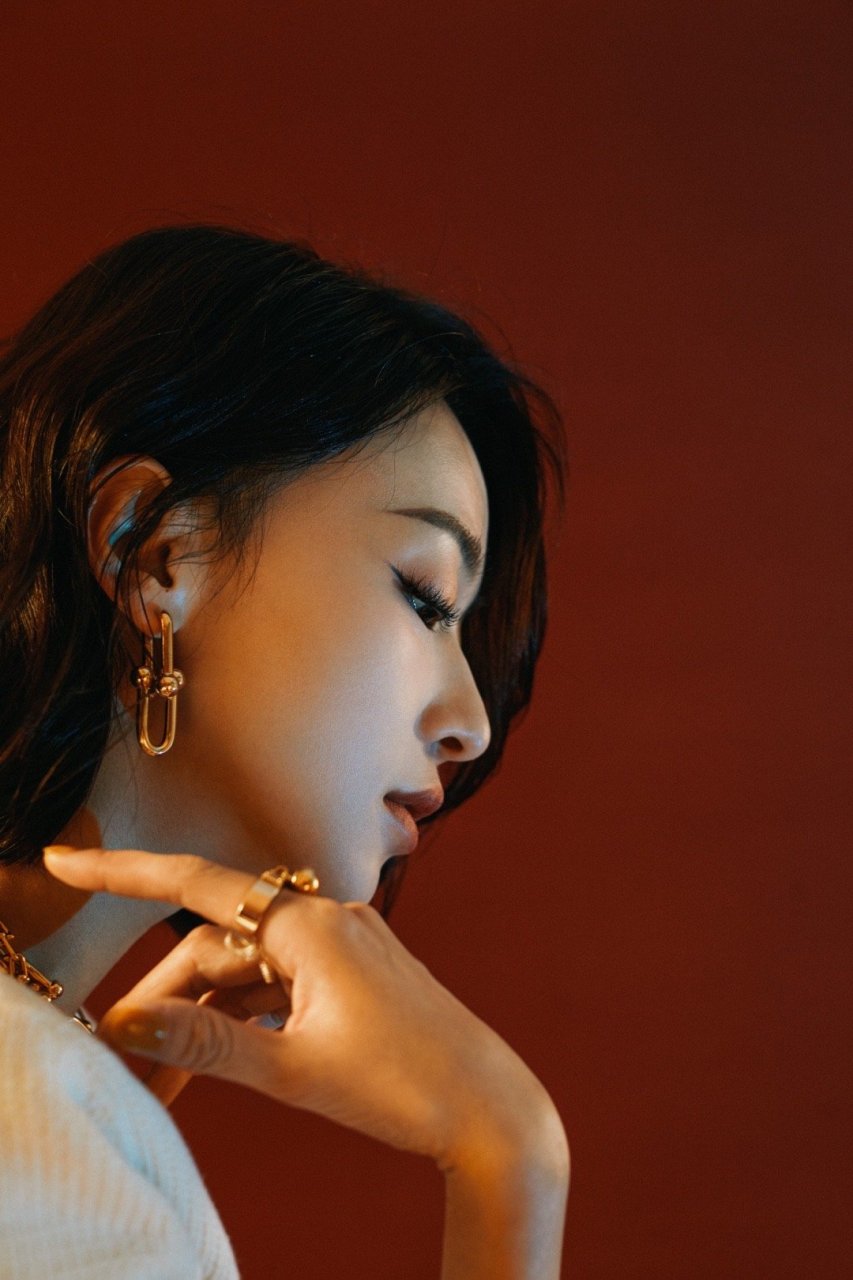 吴谨言又美到我了,一身月光白抹胸套装,全白西装演绎别样的温柔飒爽