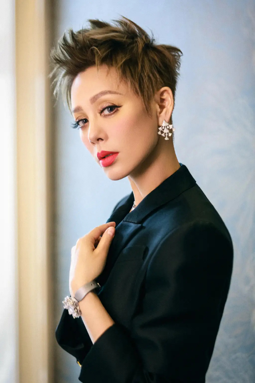 宁静  狂野又性感,一头黄色的短发特意吹成了鸡窝头造型,露出了饱满