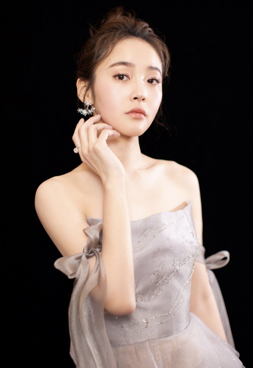 张佳宁 一袭仙女裙,可爱又有灵气,珠宝配饰的搭配令整体look仙气十足