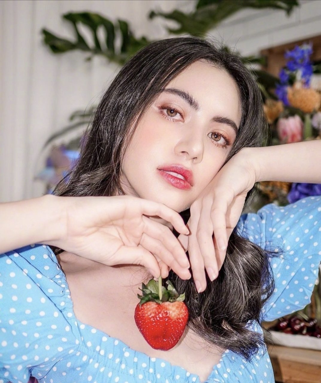 泰国女星mai身穿蓝色波点裙,少女不失优雅,流露出慵懒的性感.