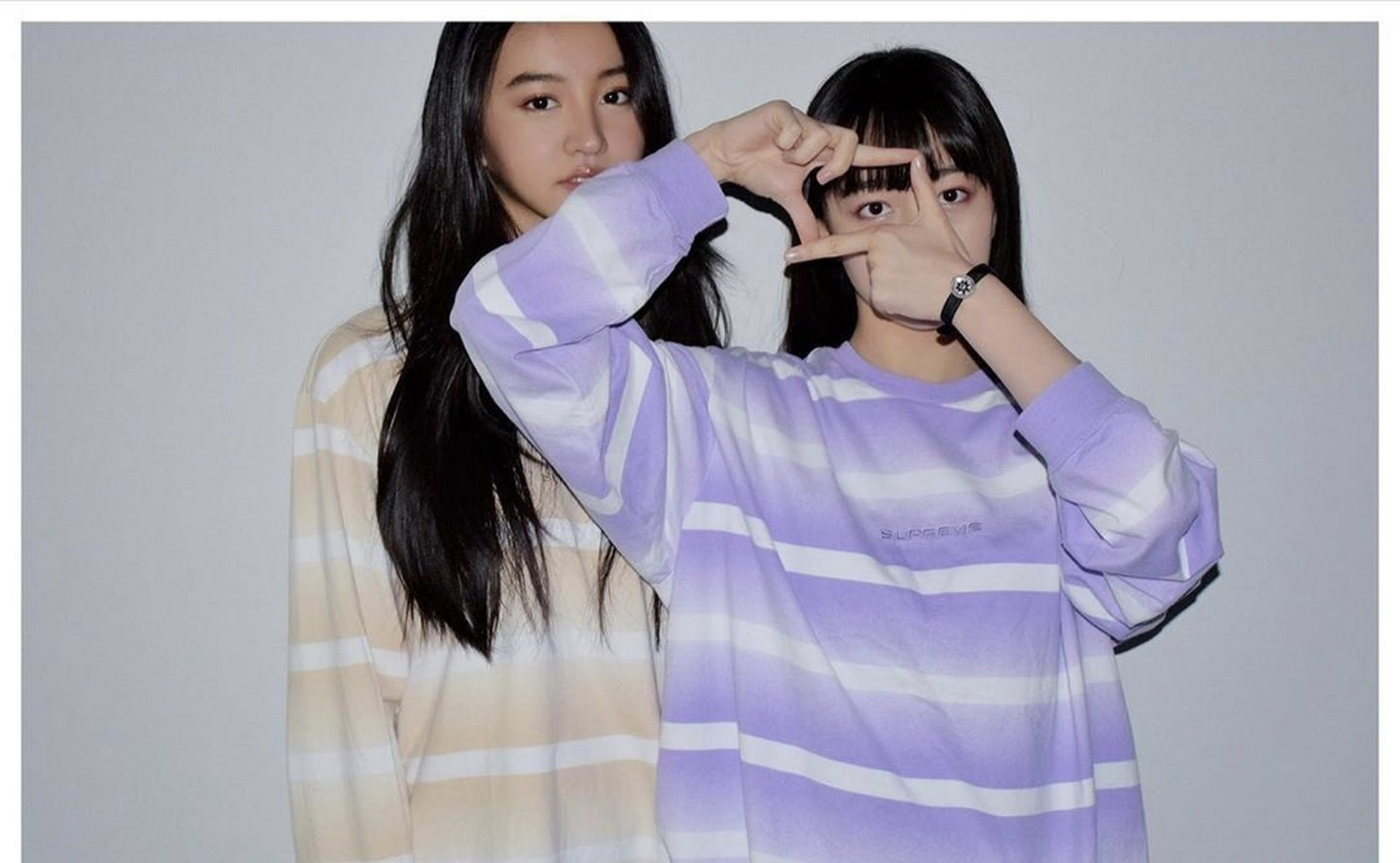木村拓哉家两姐妹的生活照好美,一个身穿白黄条纹上衣,一个身穿白紫