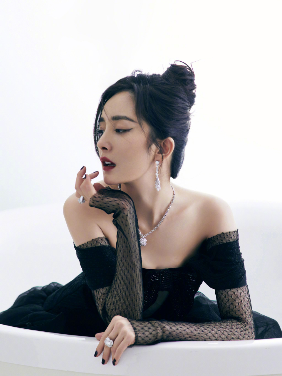 杨幂 的造型太美了,一袭raisa vanessa 2021秋冬一字肩黑纱细闪礼服裙