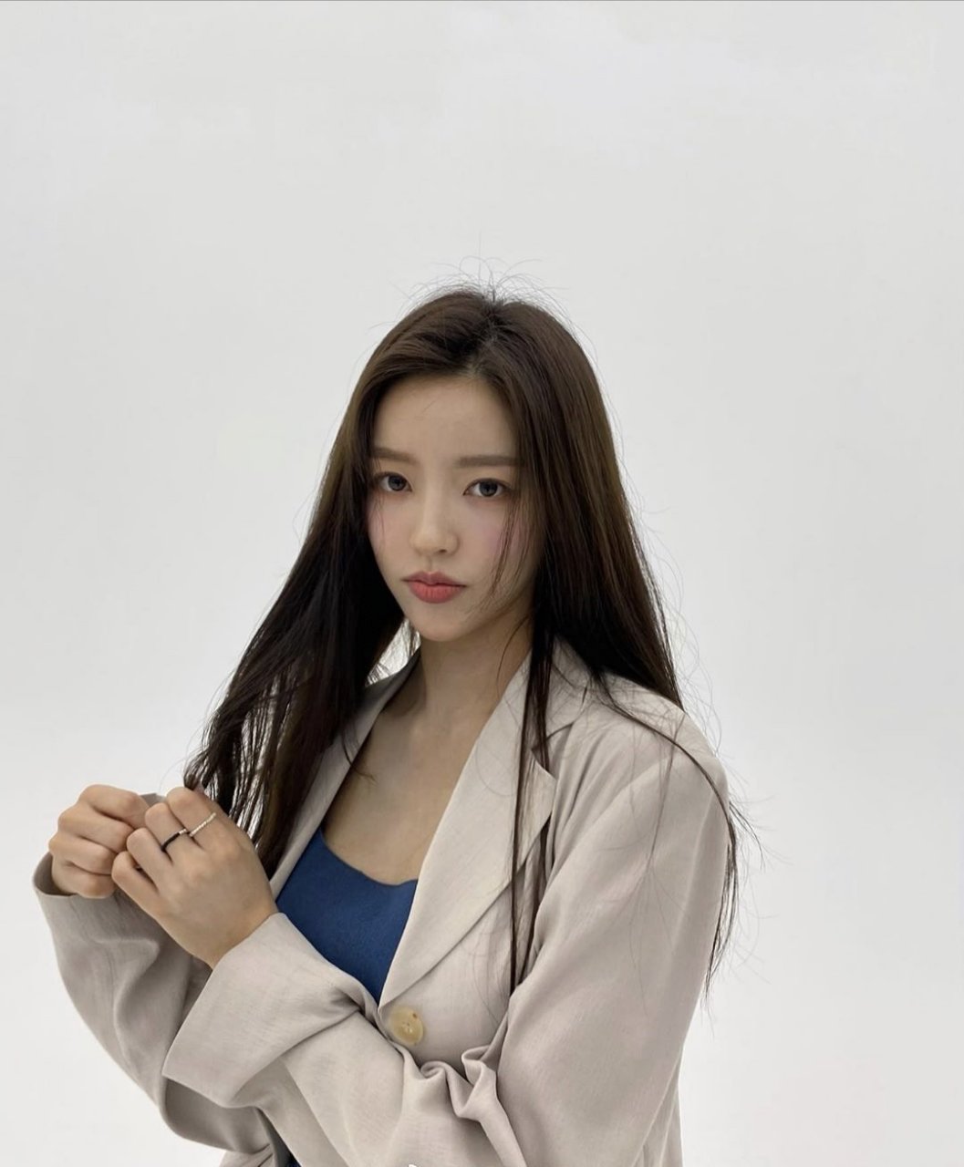 韩国模特洪智允 676767好有气质,蓝色抹胸裙搭配灰色西装外套