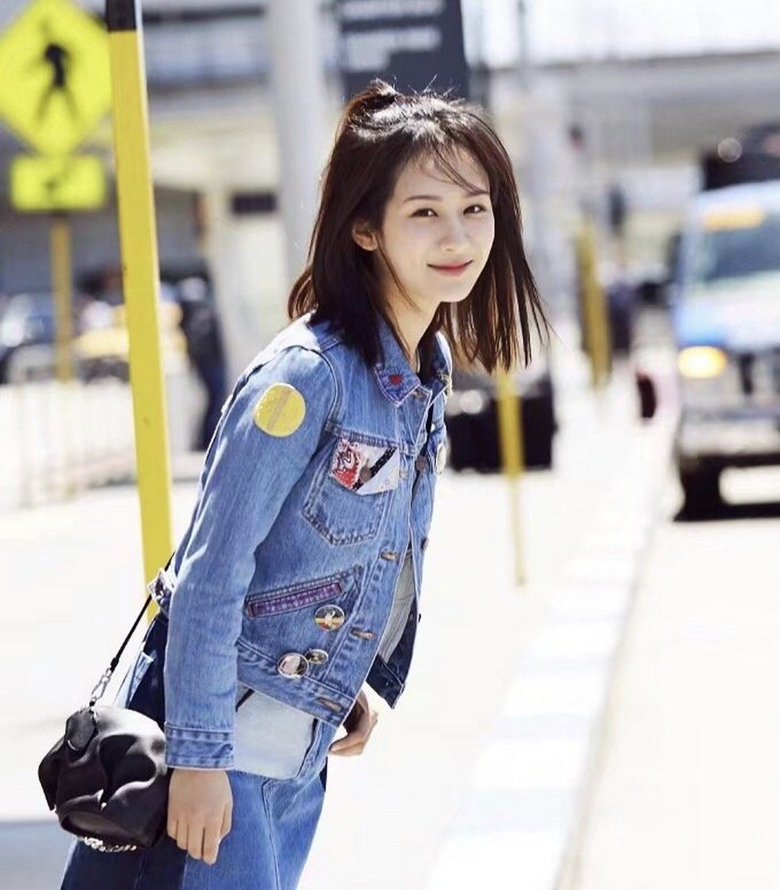 杨紫一身牛仔套装,掀开刘海也太好看了吧!