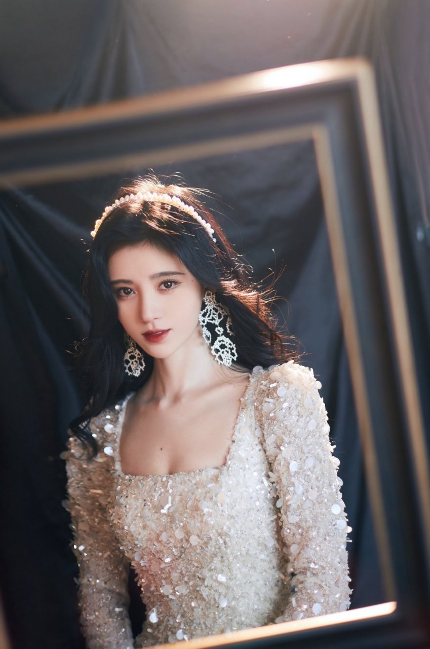 鞠婧祎真不愧是"四千年美女",一袭白色亮片纱裙,珍珠发卡,耳饰和锁骨