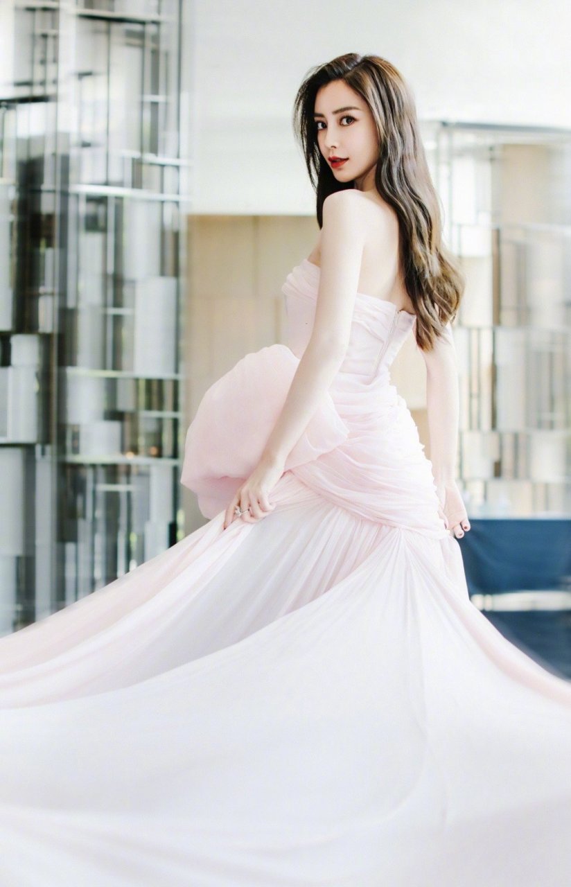 angelababy美到冒泡,一袭浅粉色薄纱小礼服亮,好像粉色仙女下凡#元气