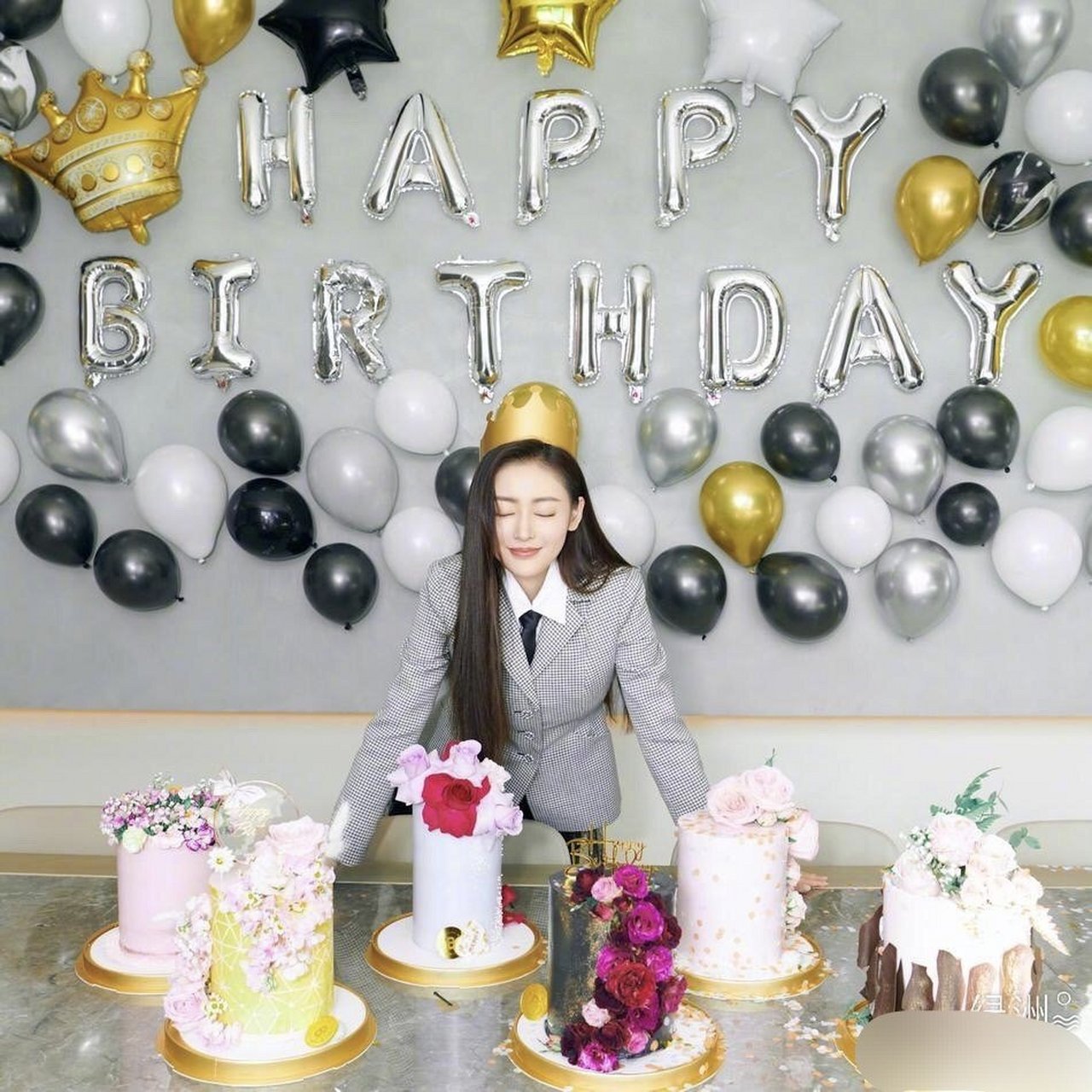 时尚打工人抗冻穿搭示范# #万圣节的潮派对# 张天爱生日照来啦,头戴