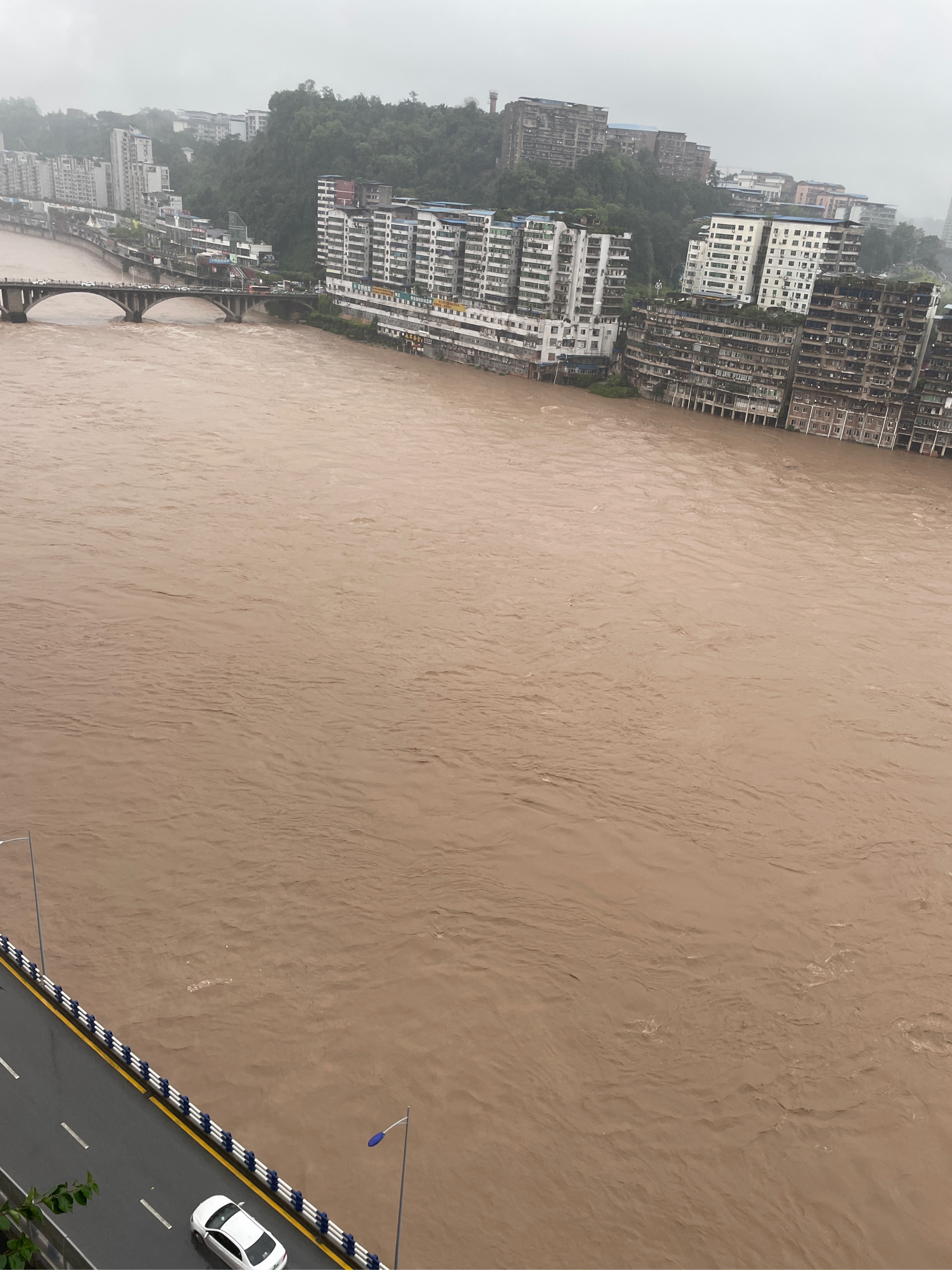 达州河市机场洪水图片