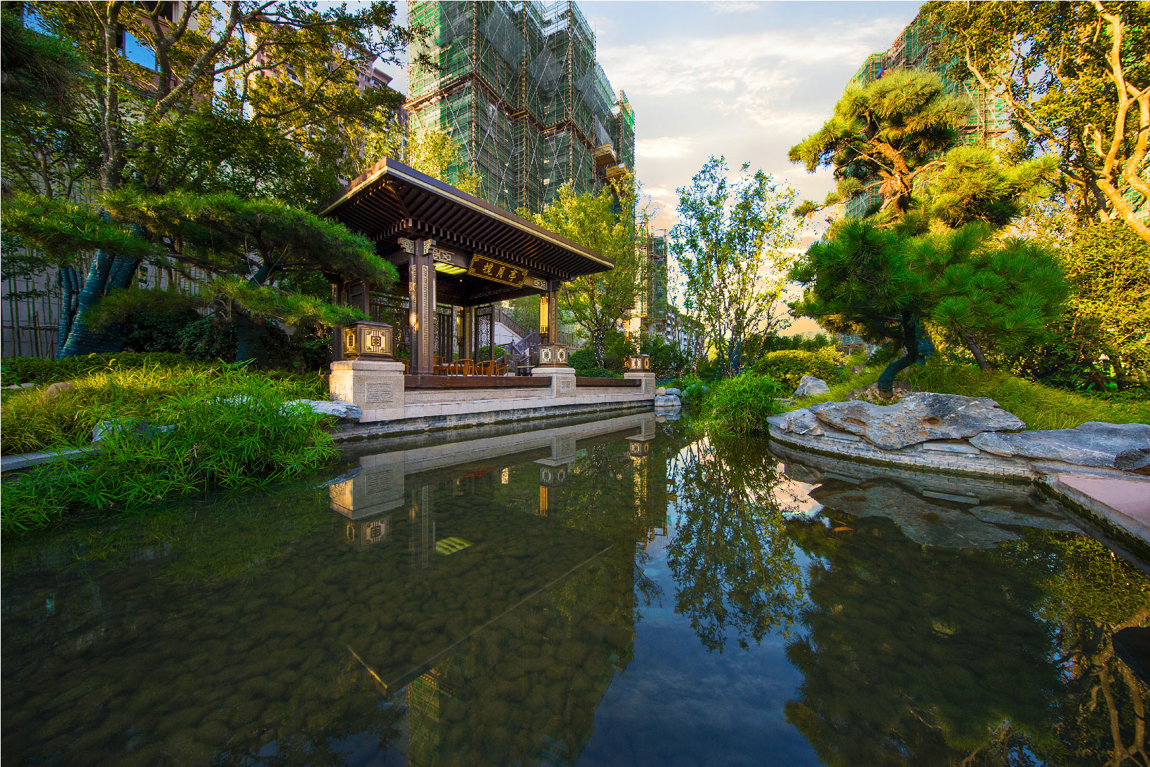 建德恒大御泉四季项目入口磅礴大气,住宅区园林打造曲径通幽,悠闲宜居