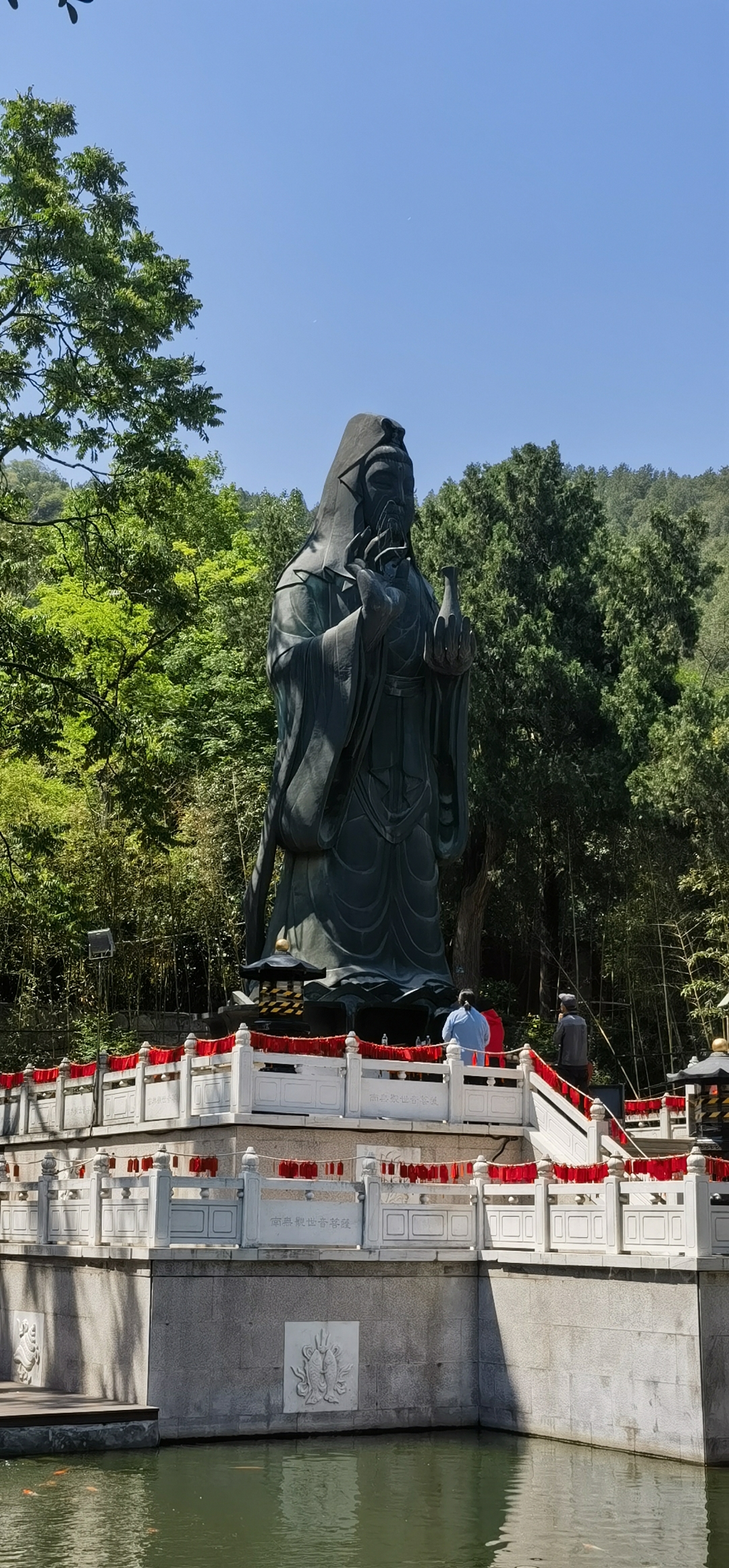 这尊巨大的金色佛像坐落于千佛山主峰北麓,是景区最瞩目的标志之一