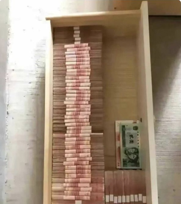 看到这一沓沓钱,我顿时泪目.