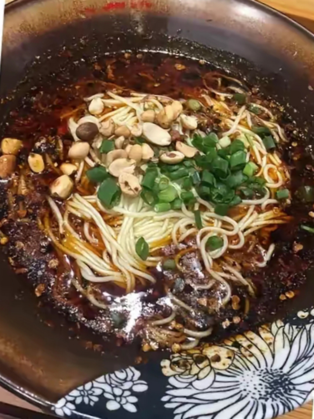 那时候,糊辣壳小面可真是不多见,大多数人还是喜欢那种传统红亮的小面