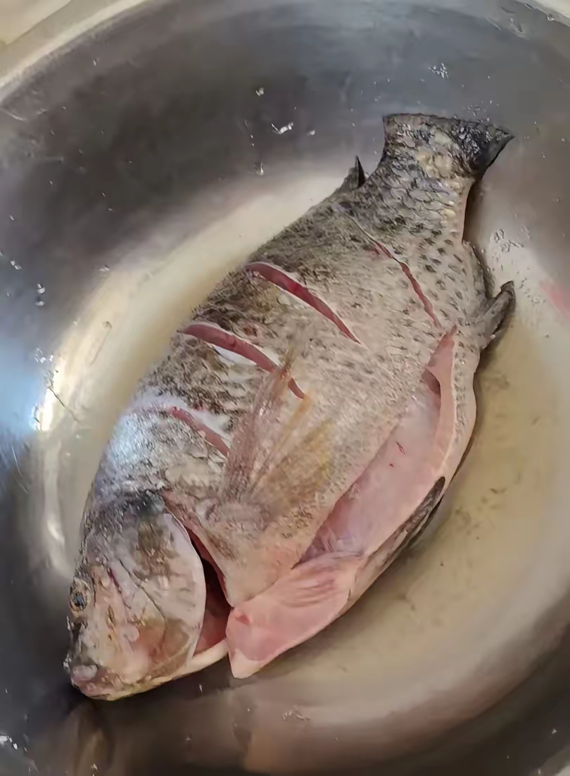 你知道吗,一公斤罗非鱼才卖14块钱,而且那鱼刚好就一公斤重,也就是