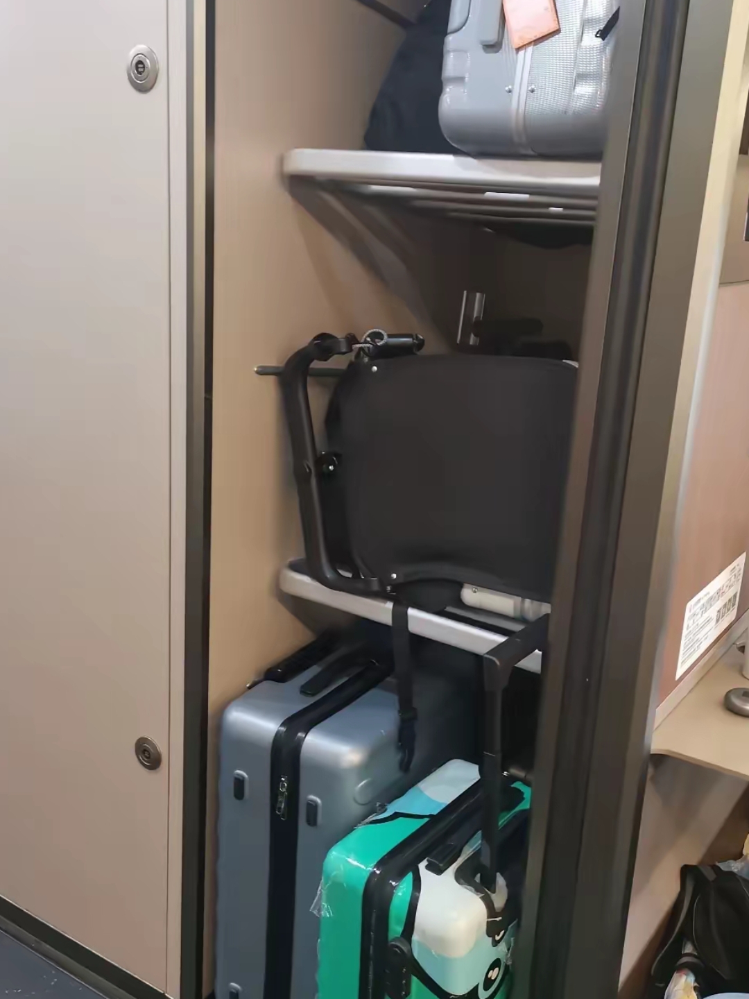 好多人一上车,就习惯把行李一股脑儿放在车门边上的行李架上