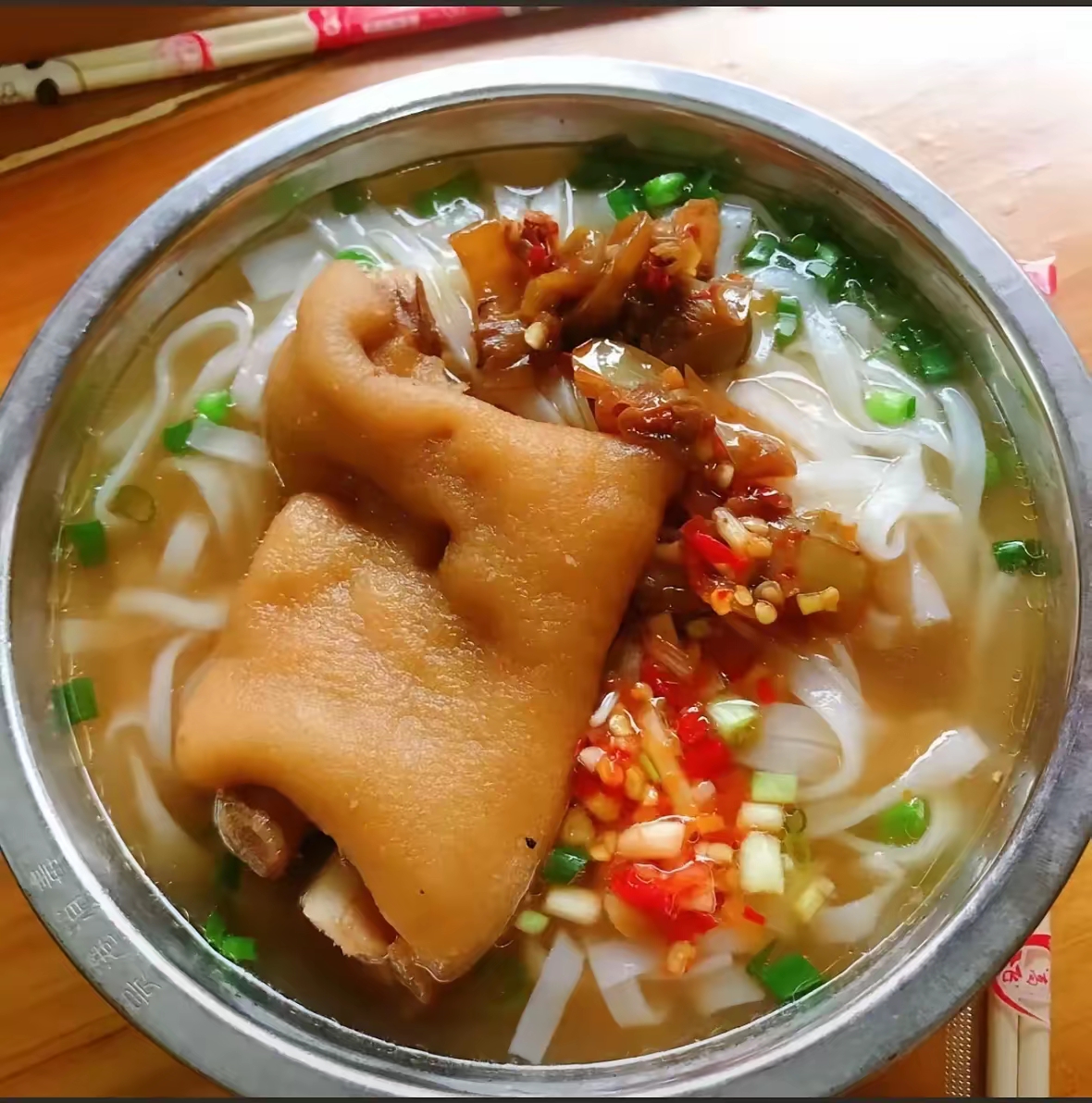 走在钦州的大街小巷,到处都是卖猪脚粉的店,招牌一个比一个显眼,宣传