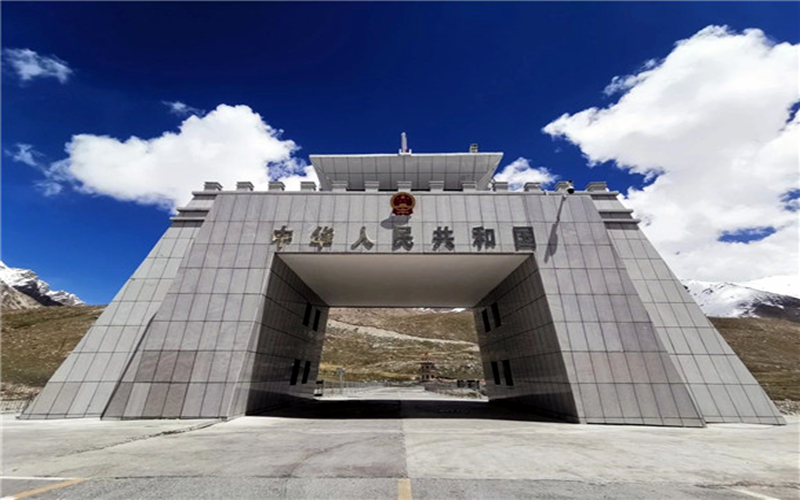 红其拉甫国门位于中国新疆喀什地区塔什库尔干塔吉克自治县中巴公路