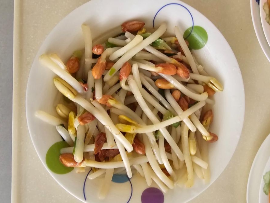 友友们,想在春天品尝纯粹的美味吗?这道清炒花生芽可别错过!