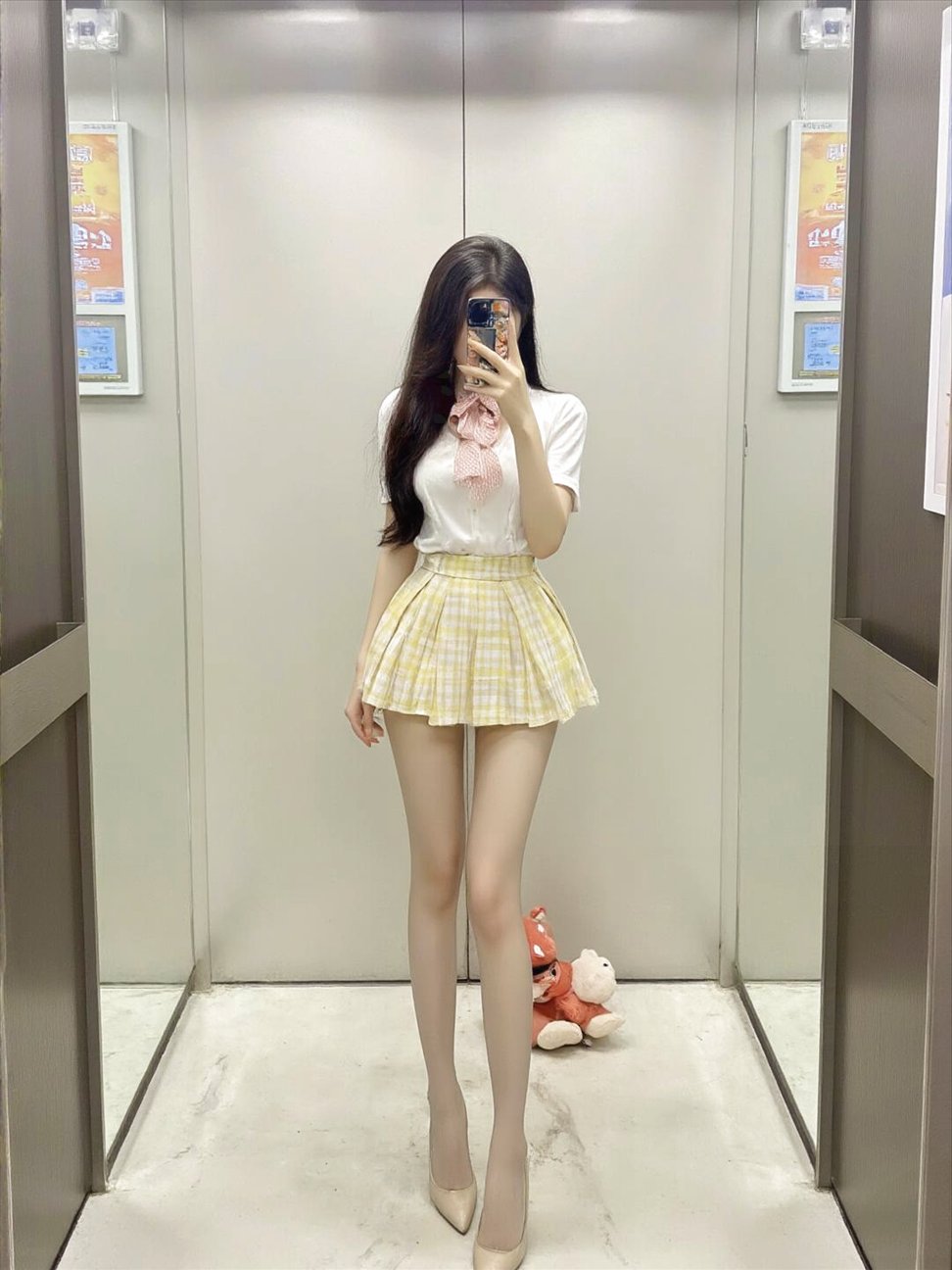 下身浅黄色格纹百褶短裙,俏皮可爱.再搭个小白包,少女感爆棚