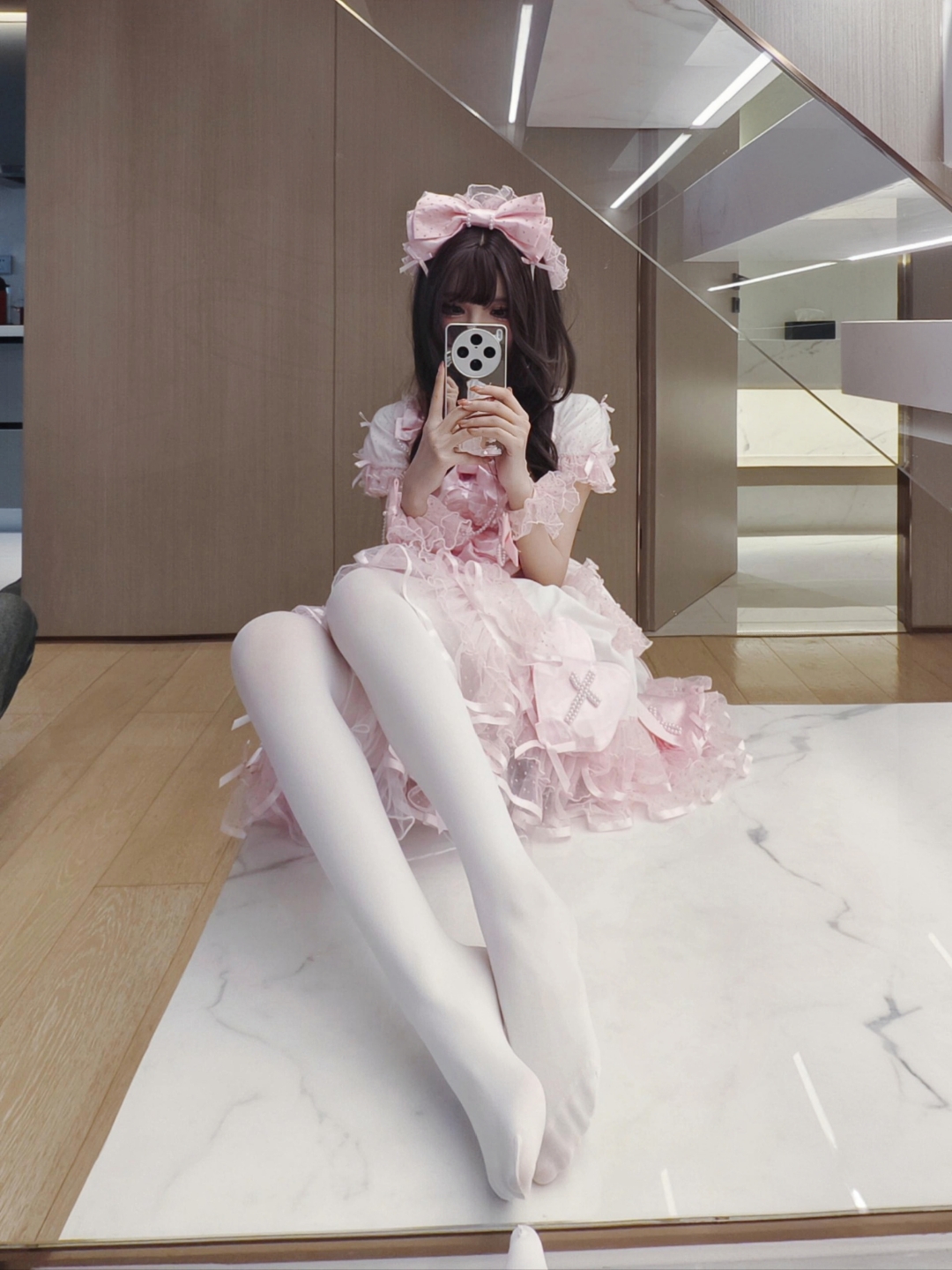 宝子们,粉色洛丽塔裙,蕾丝花边和荷叶边超精致,搭配白色长袜与同色系