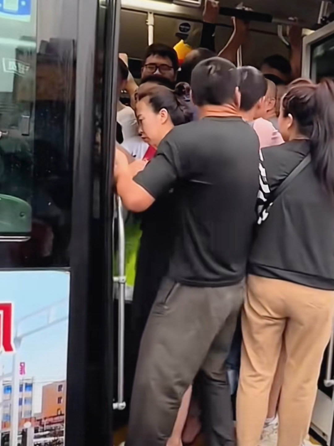 每天上下班的高峰期,就不可避免的要挤公交车,看这位男士,车上已经挤