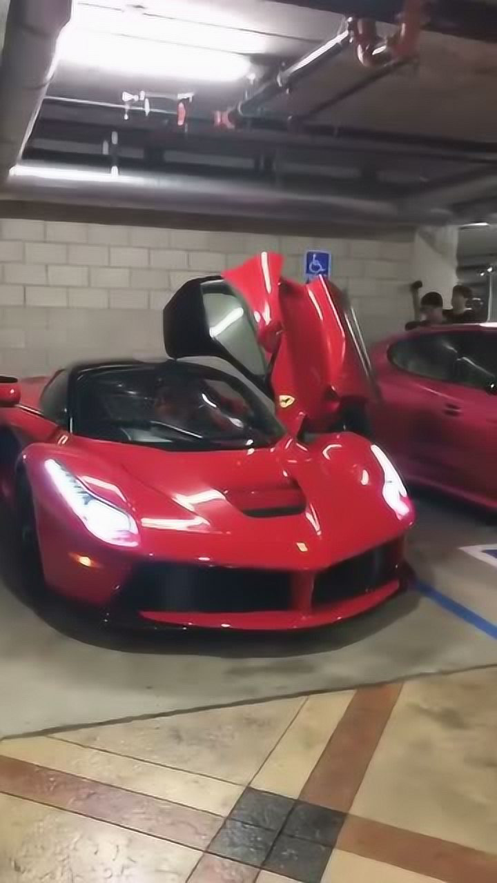 约妹打会球,累了回家狗, 窝里一躺,啥都不开豪车出来跑车了表情包抖音