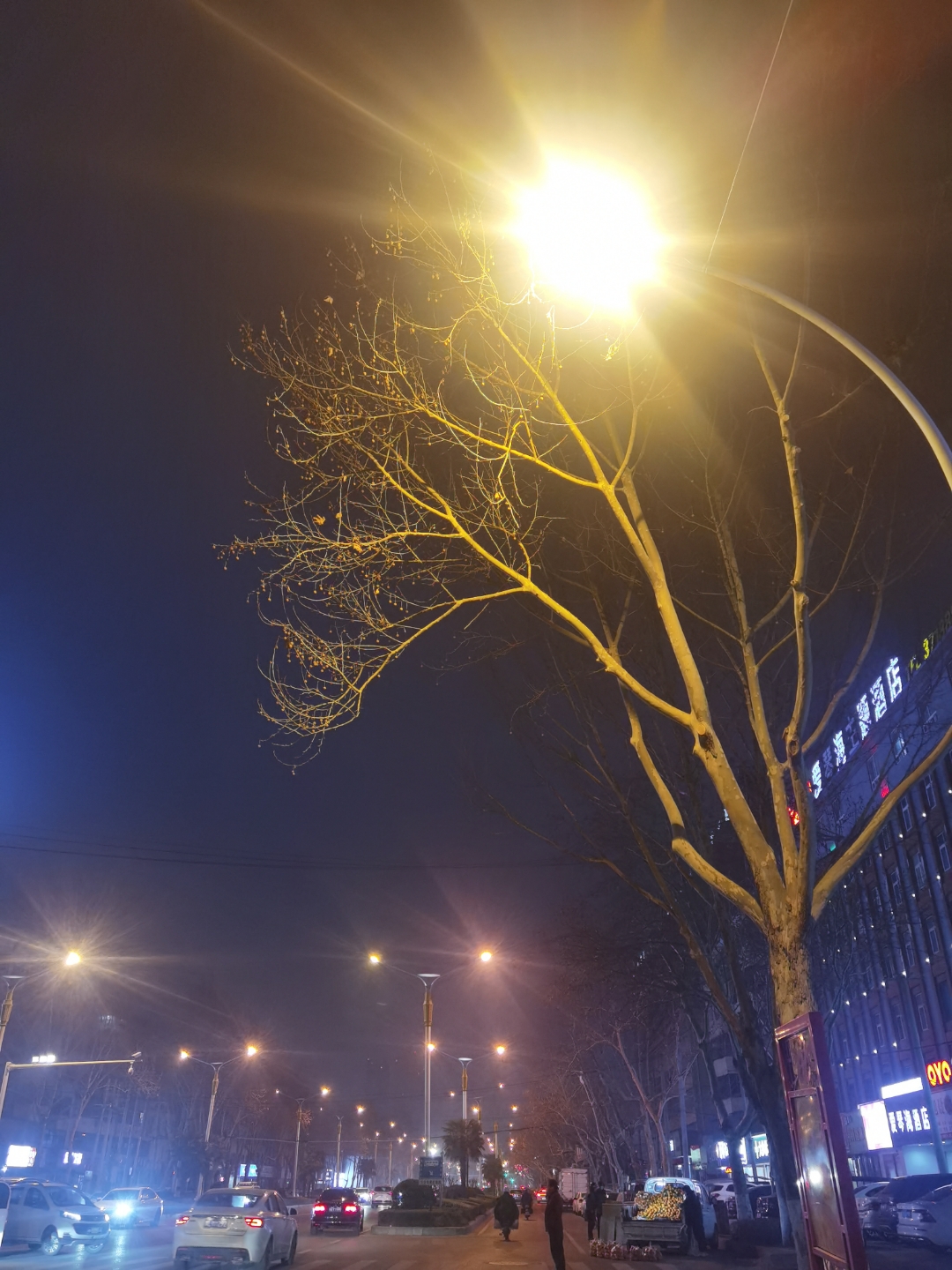 夜晚的城市街道,仿佛一幅流动的画卷.