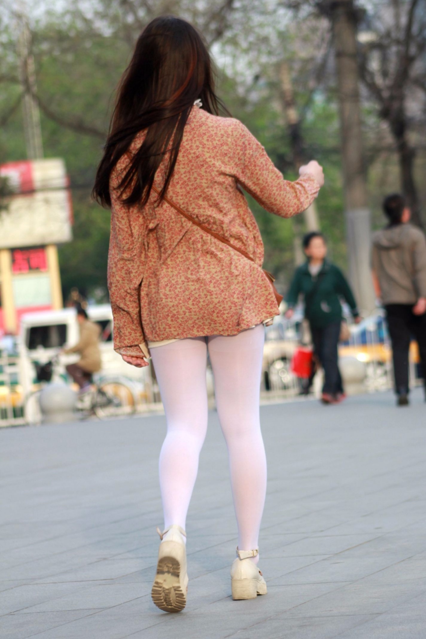 笑倚西风玉树窝