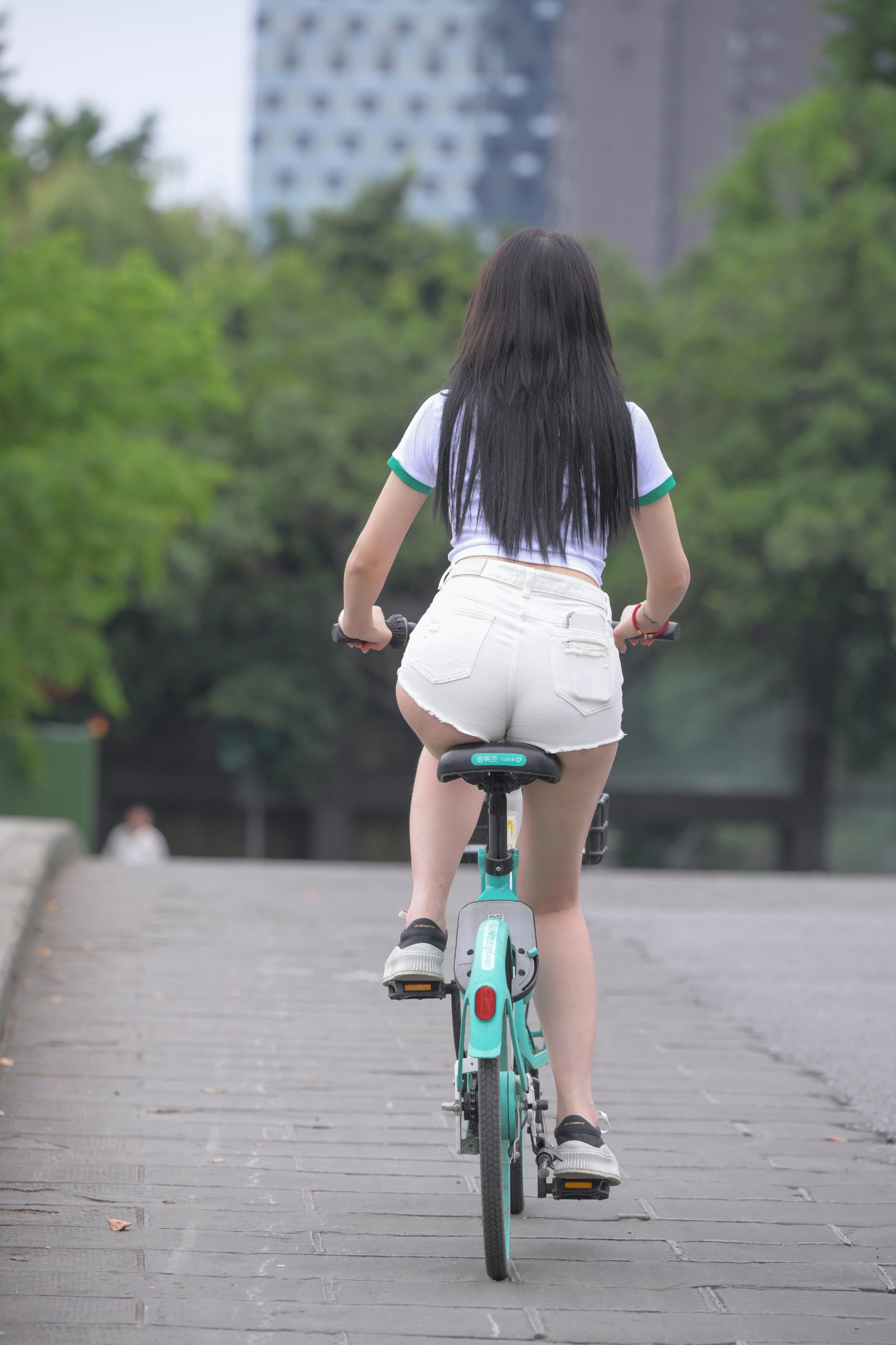 闻说内家春早晚,枕香烟暖麝脐长