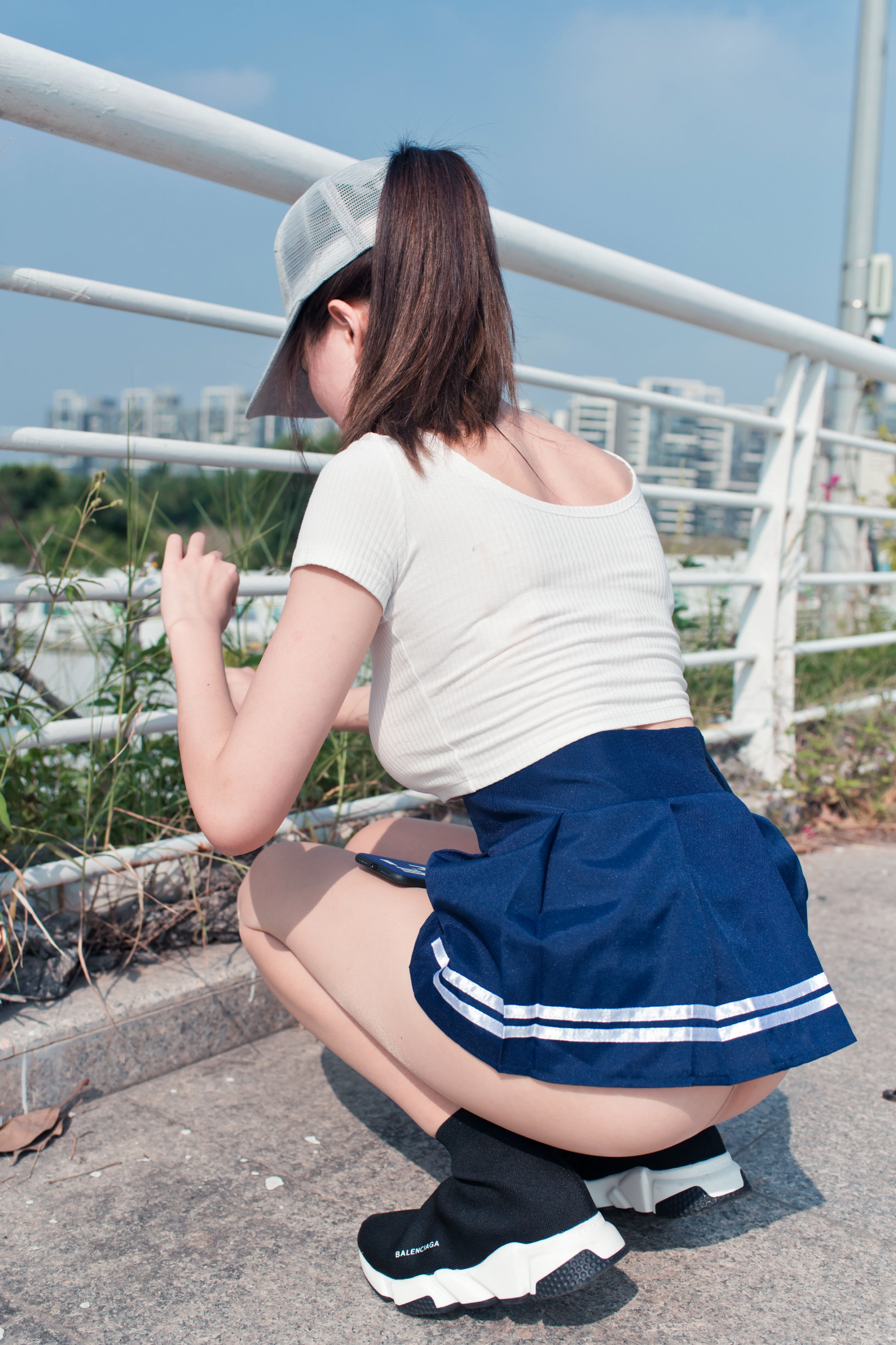 若然颜色偏红紫,一日东风二月时