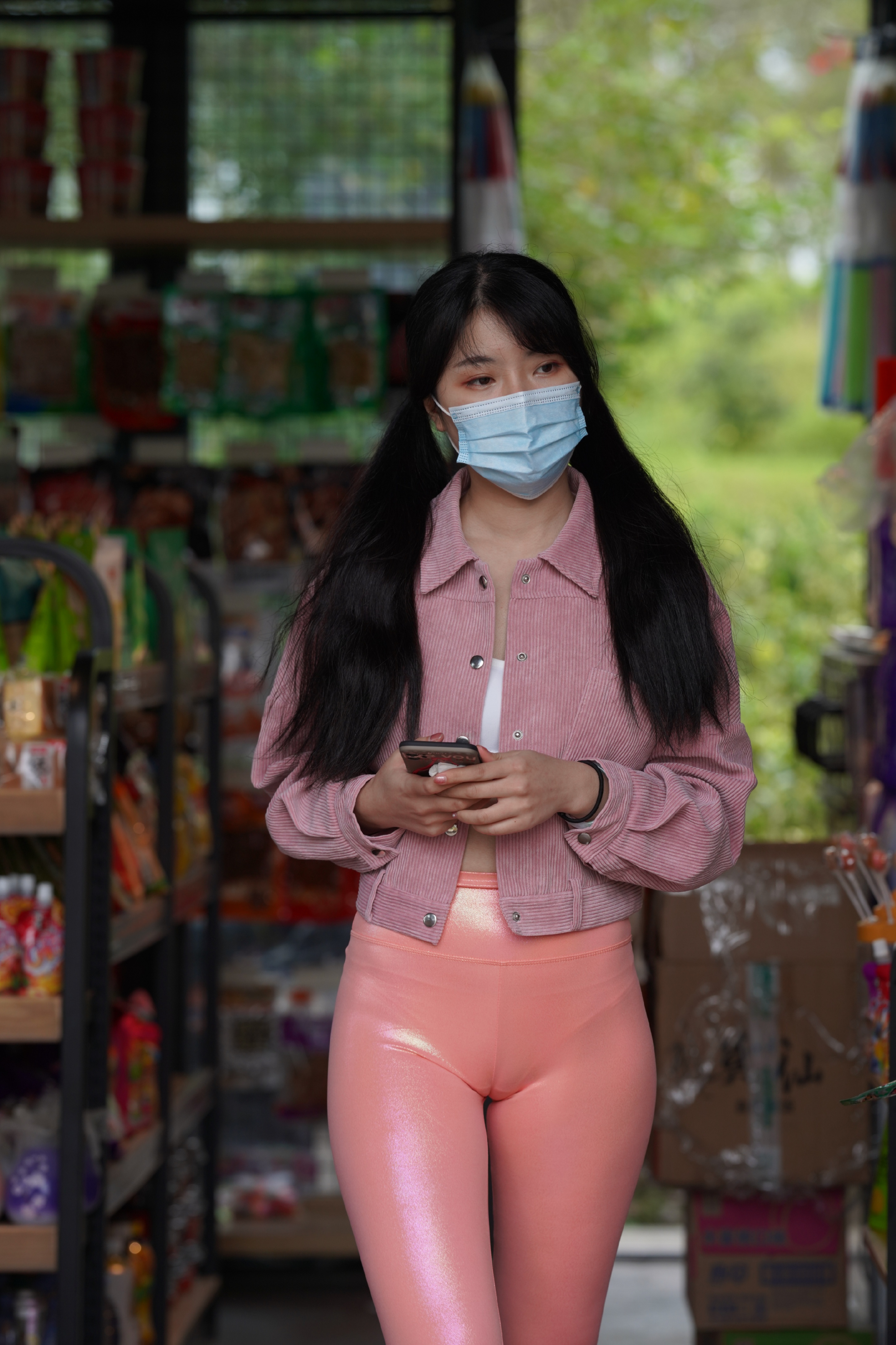 云障雨收山色损,露浓风定落叶流
