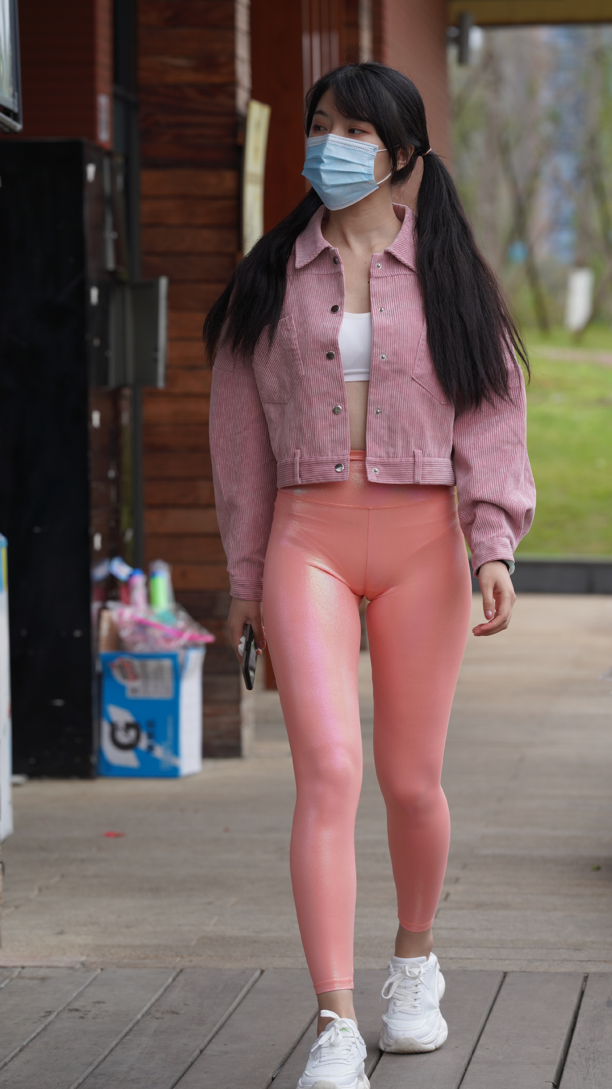 云障雨收山色损,露浓风定落叶流