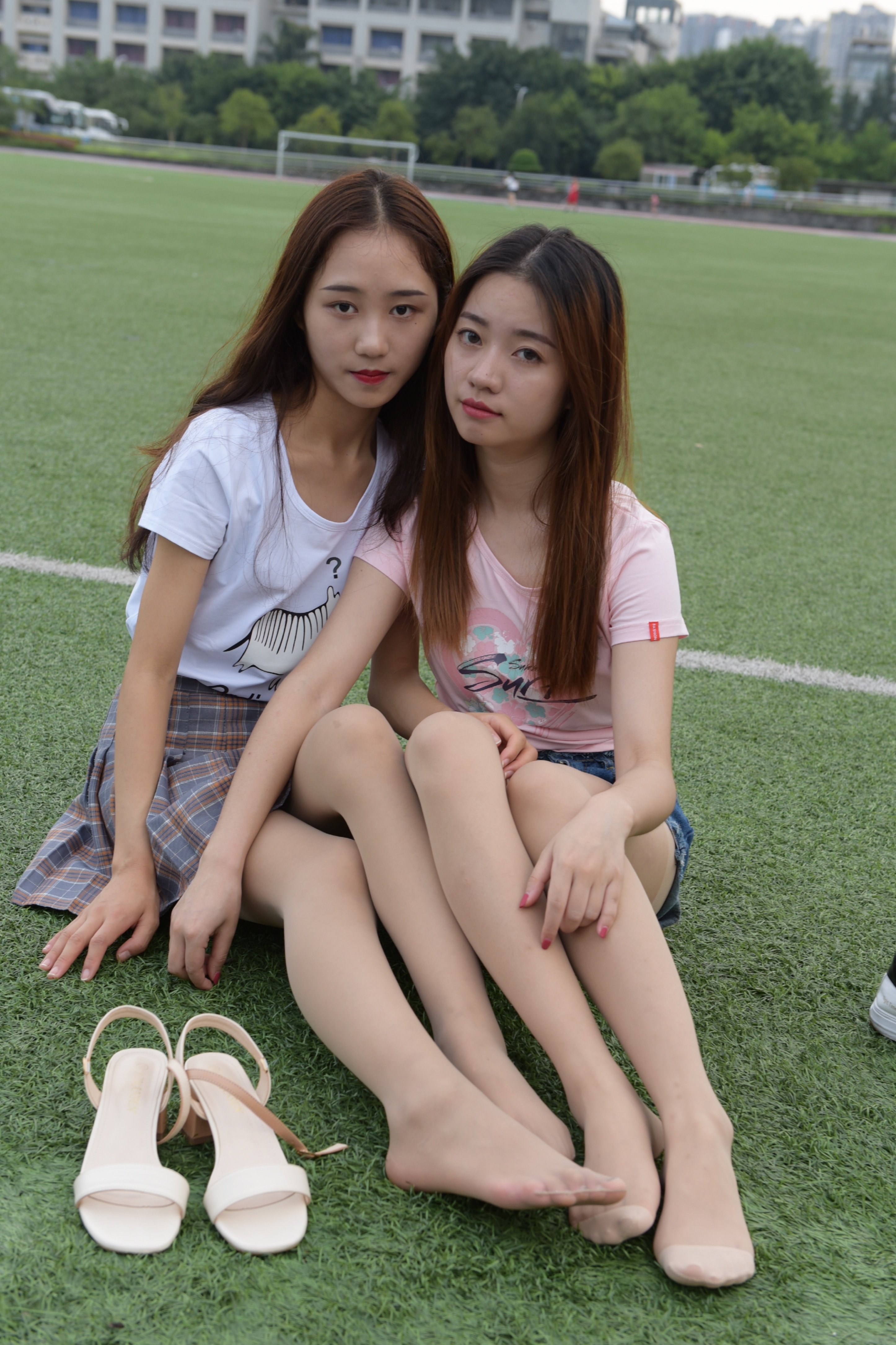 上联:身手虽长难摘月;  下联:心胸不窄可容天