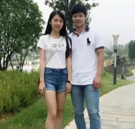 这是苏炳添与妻子年轻时的照片,好青涩,二人青梅竹马 ,从初中至今,属