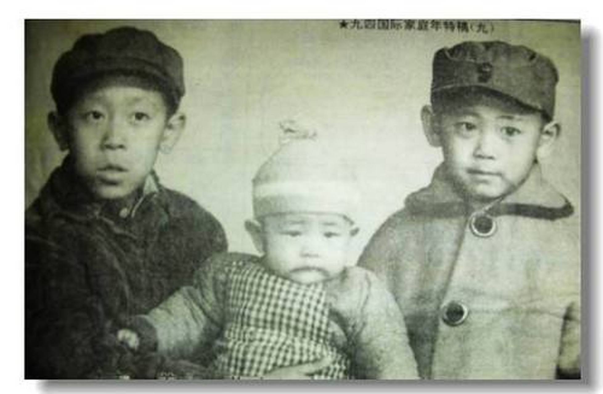 姜文比姜武大6岁,小时候妈妈对待哥俩完全是"双标",妈妈的名言是:我把
