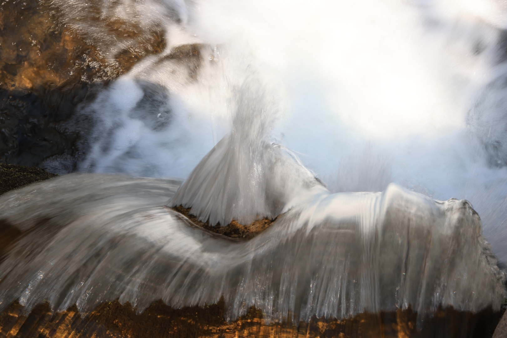 先是嘶吼着抽裂青石,继而散作万千碎玉,最后跌进深潭的怀抱