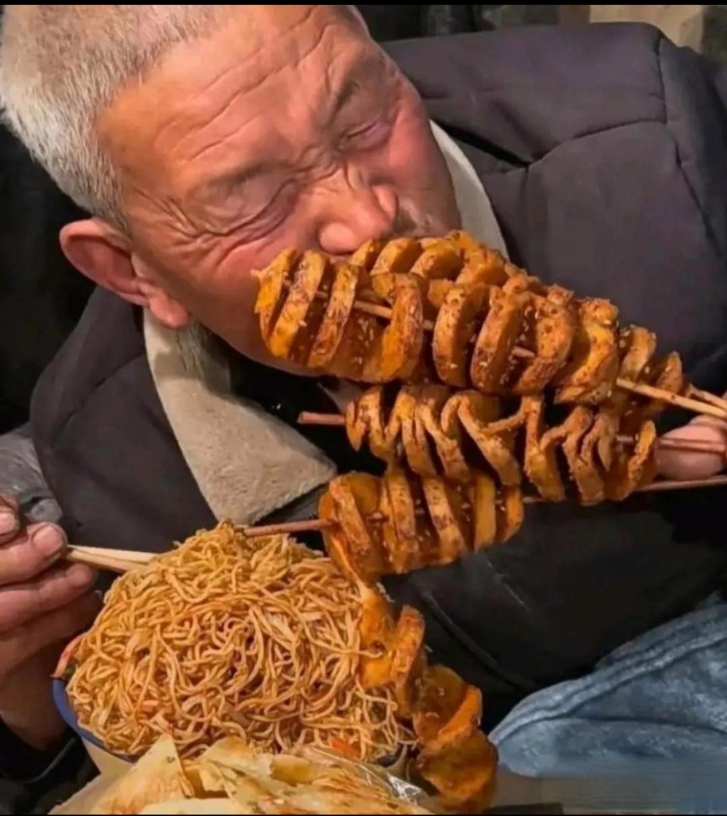 今天去烧烤店,看到一位大爷在狼吞虎咽地狂食,好像几天没有吃东西一样