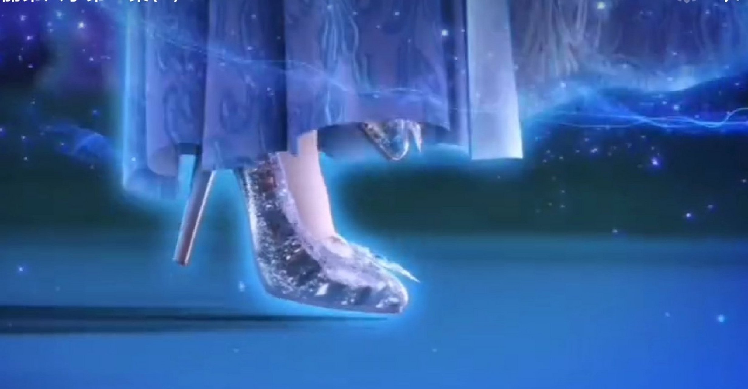 冰公主and时希公主的水晶鞋 冰公主的晶莹剔透,带着冰莲花的点缀,闪着