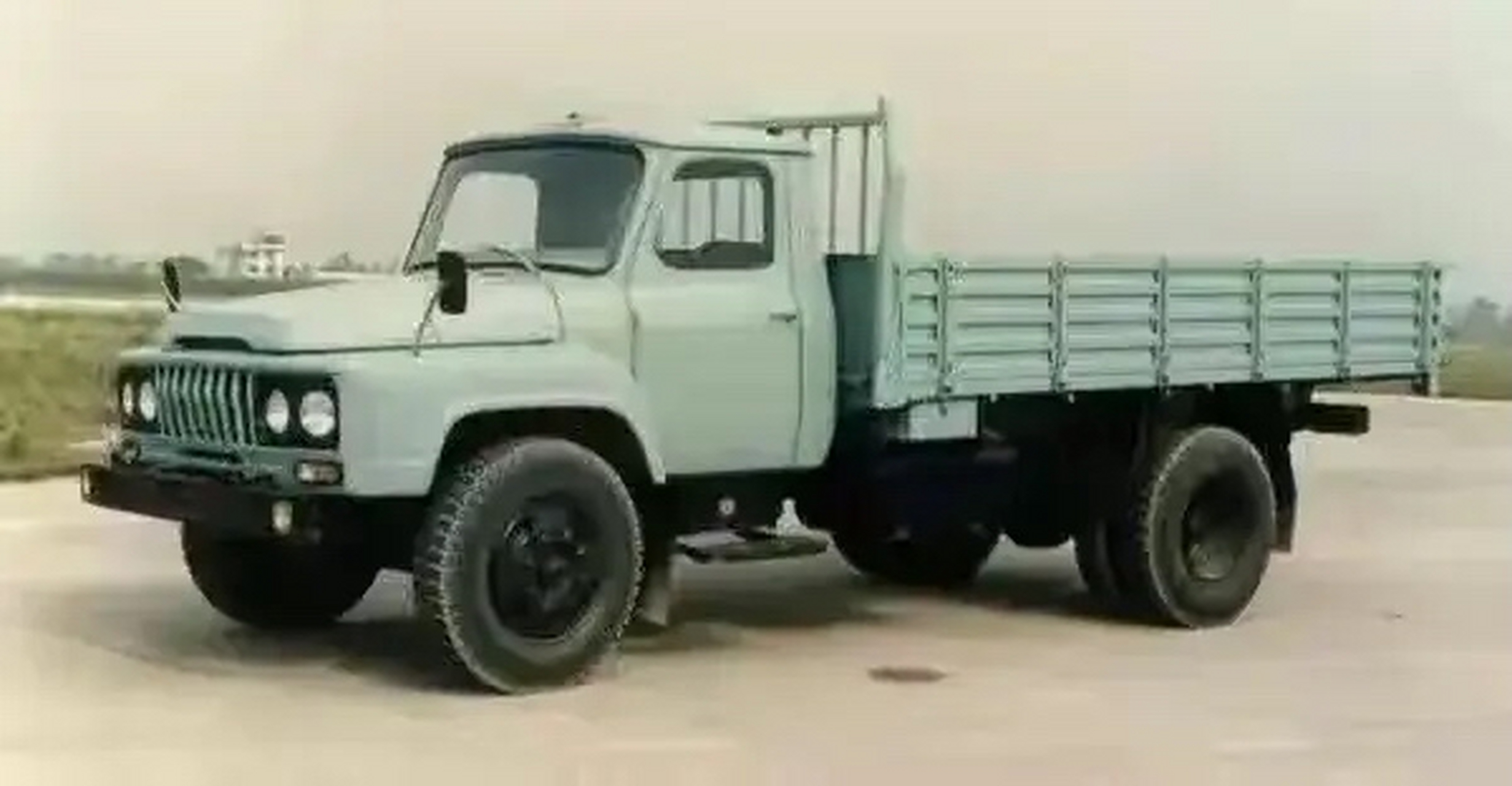 东风eq-140载重汽车黑白老照片 70年代的四张黑白老照片,展现了东风