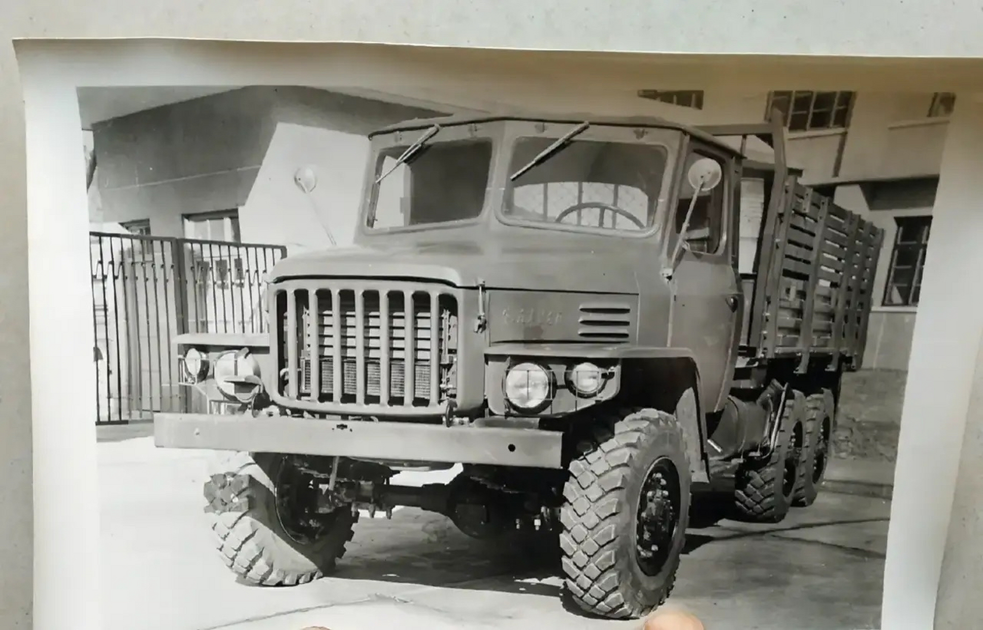 东风eq-140载重汽车黑白老照片 70年代的四张黑白老照片,展现了东风