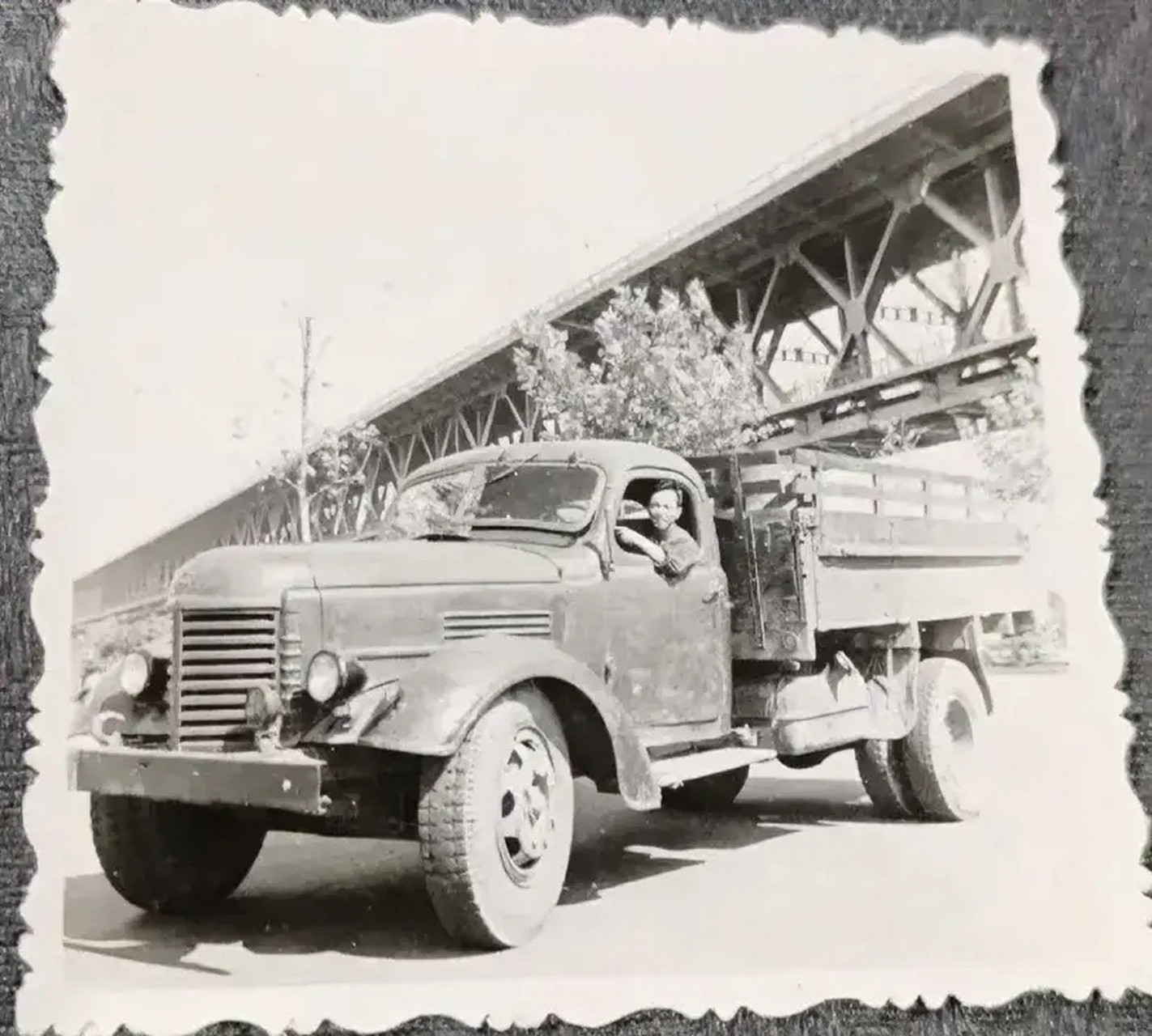 60年代的老照片,这是一辆解放牌ca10卡车,一名少年儿童坐在父亲架驶的