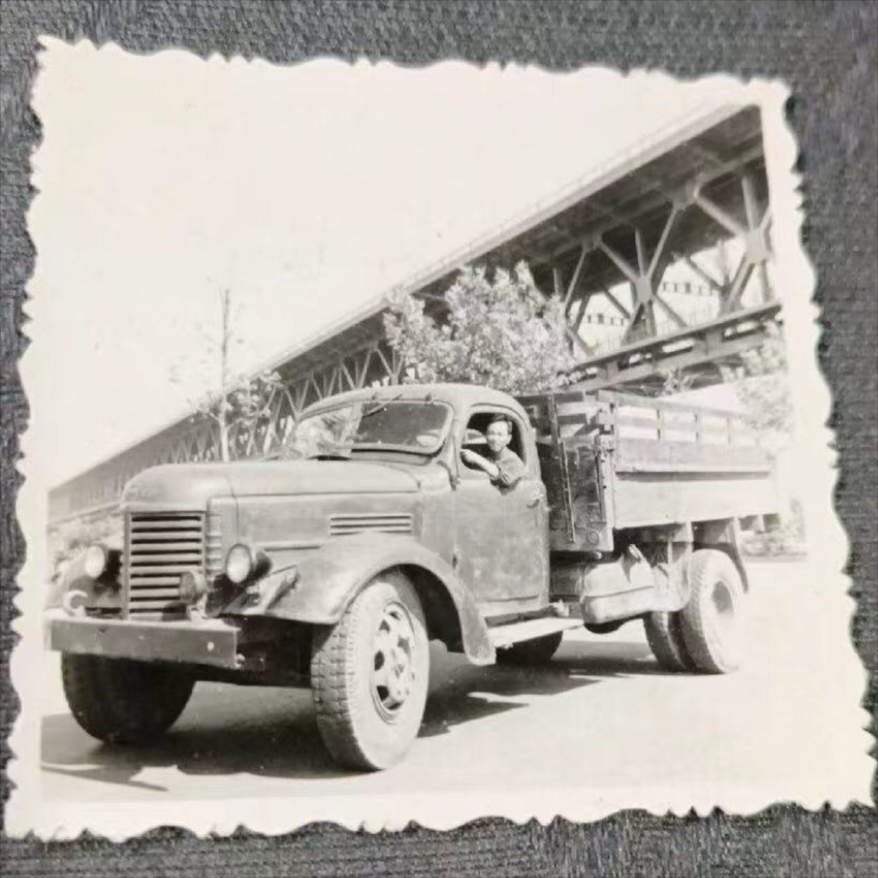 60年代的老照片,这是一辆解放牌ca10卡车,一名少年儿童坐在父亲架驶的