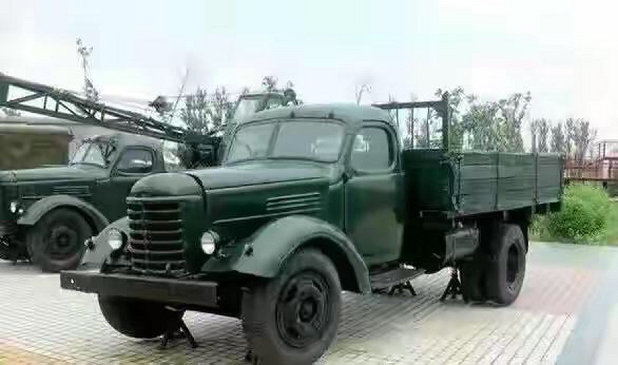 60年代的老照片,这是一辆解放牌ca10卡车,一名少年儿童坐在父亲架驶的