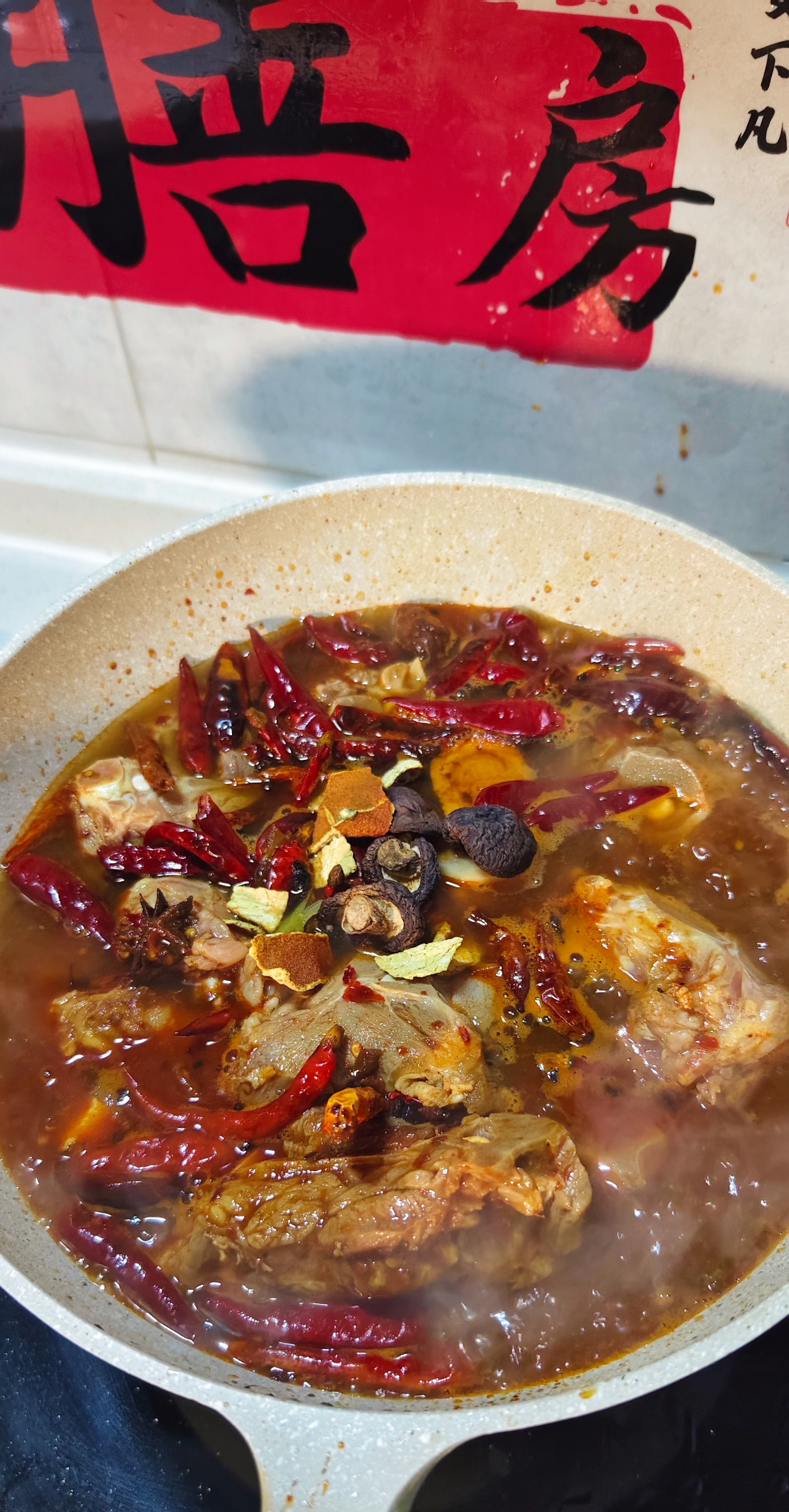 羊蝎子——红汤版 虽然天气已经立春了,但是外面还是凉凉的,来一锅红