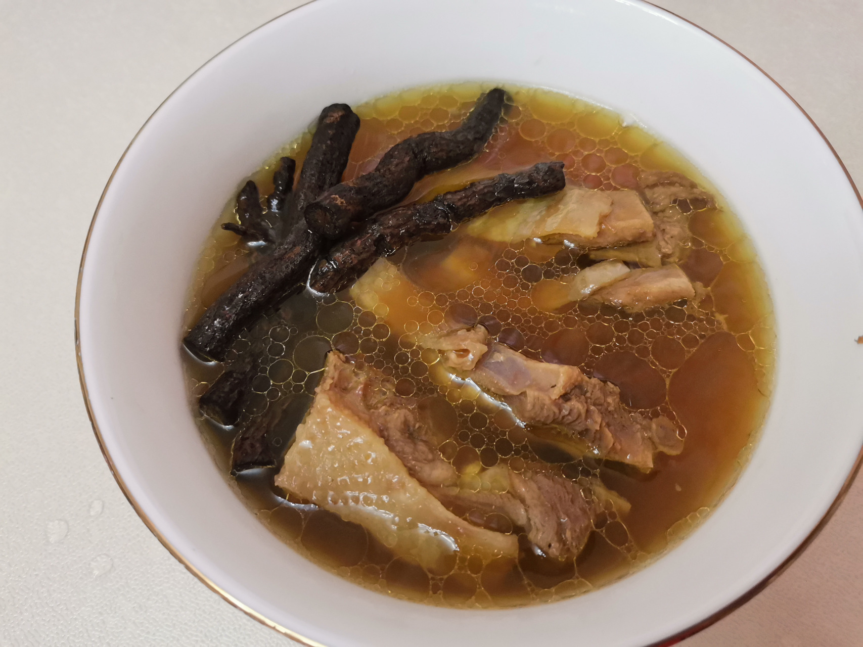 胡椒根煲老鸡汤,有温中补虚,益气养血,袪除风湿功效.