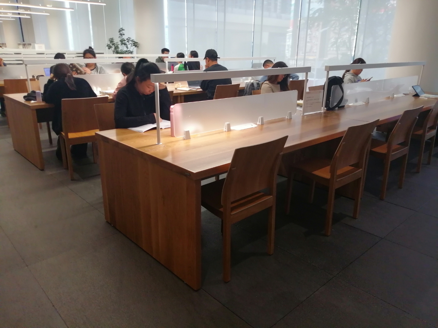 图书馆护眼智能灯架阅览桌