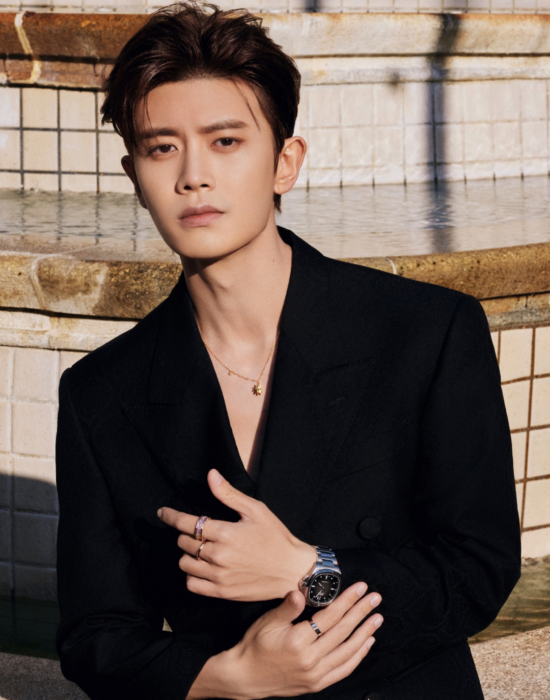 尖叫之夜的位置有点子抓马呀[笑哭]成毅,任嘉伦背靠背不同桌坐在一起